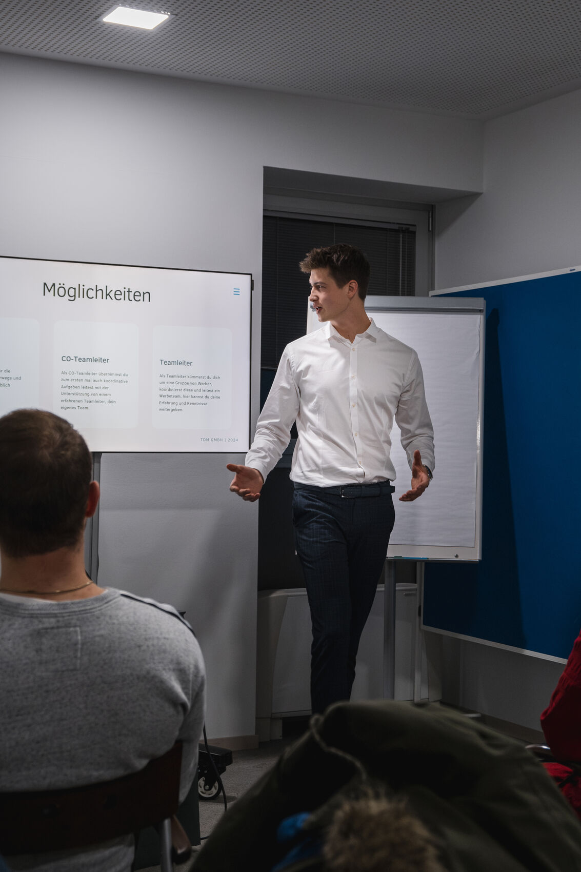 Ein TDM-Trainer präsentiert einer Gruppe die Möglichkeiten im Fundraising.